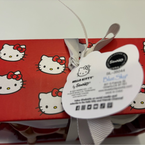 New Sanrio salt and pepper shaker - Picture 2 of 3